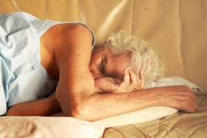 Snurken voorkomen - slapende oude vrouw